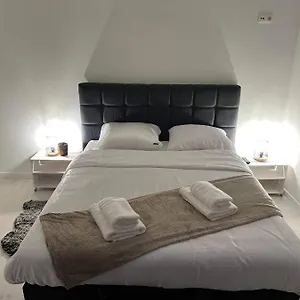 Prachtige In Centrum Met Badkamer ! Daire